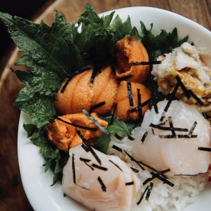 海膽與帆立貝海鮮丼