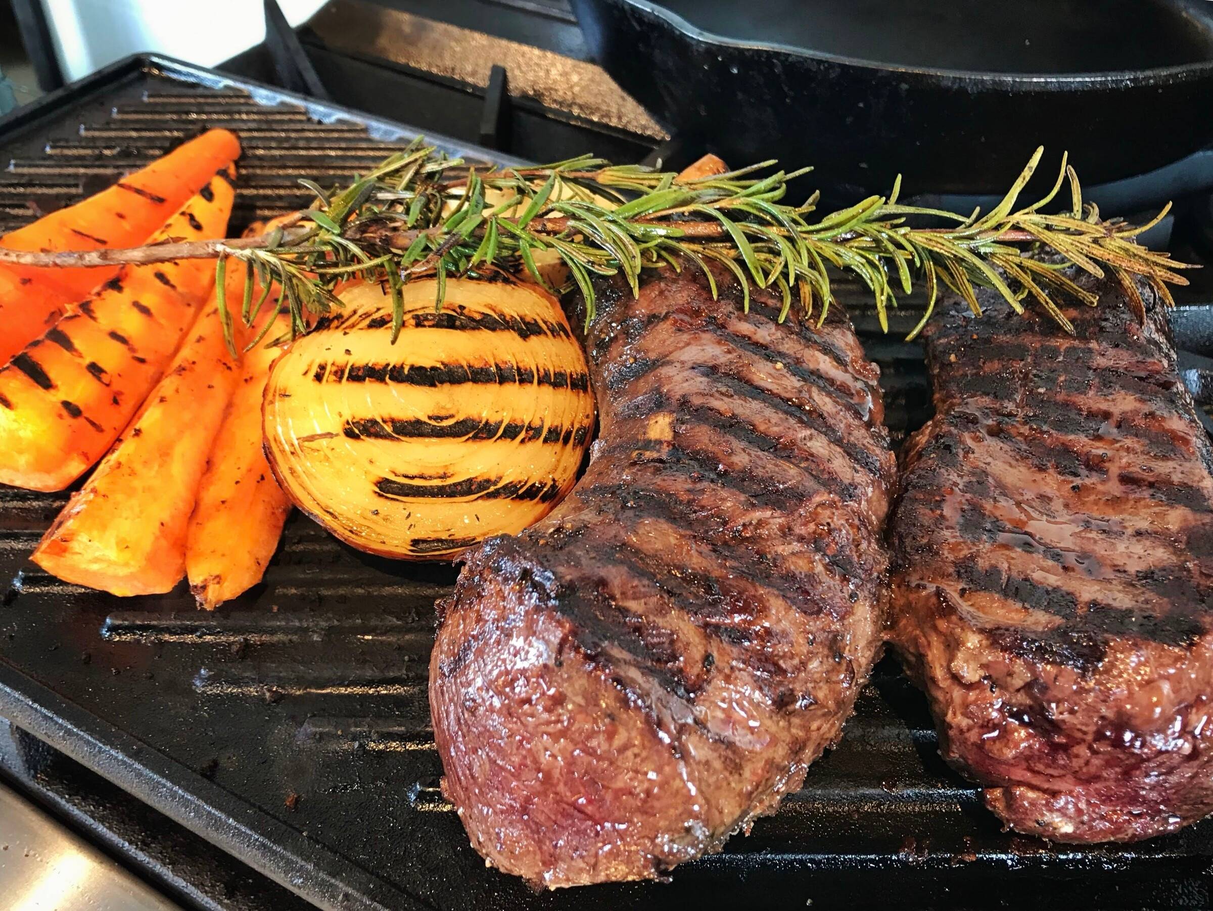 烤架上的本地牛肉與蔬菜